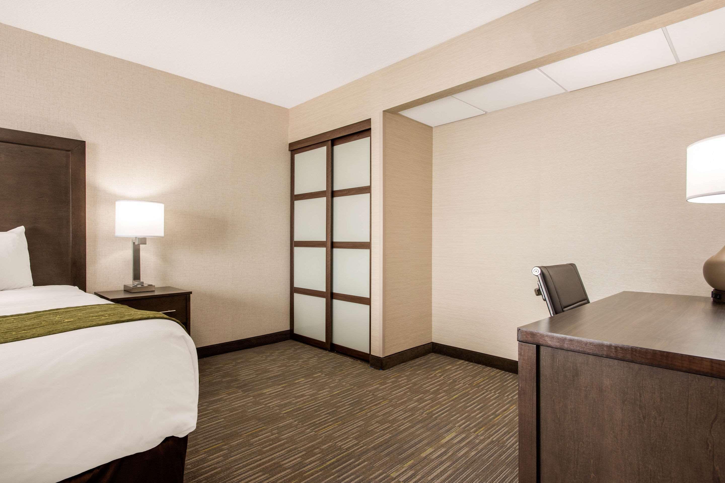 Comfort Inn&Suites Red Deer Buitenkant foto